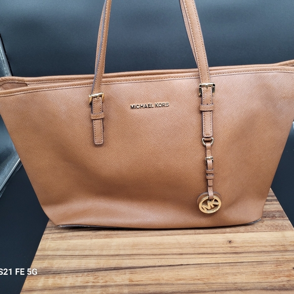 Michael Kors Handbags - Huge! Michael Kors Brown Tote Bag With Gold Finishings, 18×10×6, EUC